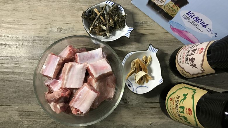 紫苏陈皮烧排骨,准备材料,紫苏梗是婆婆自己晒干后给我的,抓一把闻闻香味很浓郁哦。