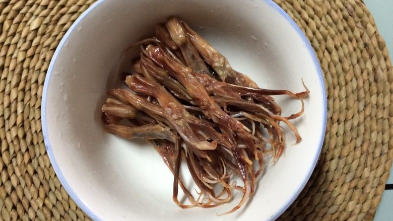 红烧鸭舌,捞起后清水冲一下,沥干备用。