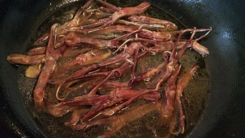 红烧鸭舌,加水差不多和鸭舌平,大火煮开后改小火。