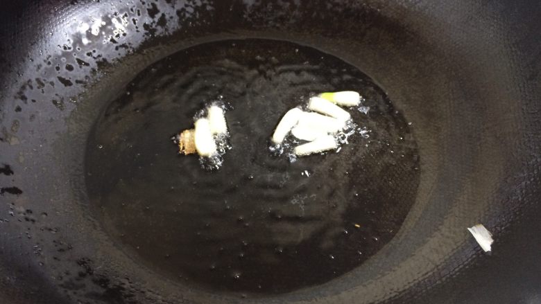 上汤西兰花,起油锅,待油温热后放入拍碎的葱油煸炒。