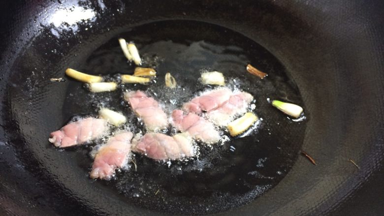 上汤西兰花,煸炒出香味后放入咸肉,继续煸炒。