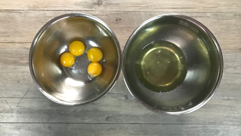 草莓斑斓蛋糕卷,先分离蛋白和蛋黄,注意蛋白盆必须无油无水,分离过程不可混入蛋黄。