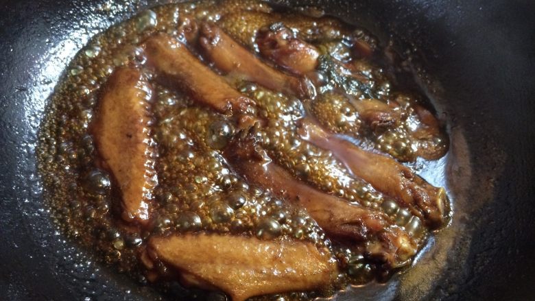 可乐鸭翅膀,20分钟左右时,看一下鸭翅膀已经煮透上色了,开大火收汁。