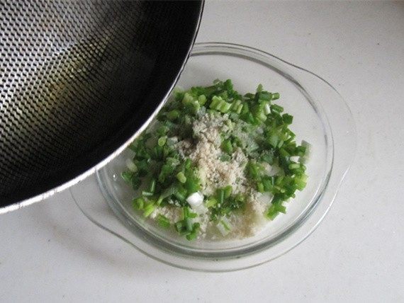 全麦葱花卷,在锅中烧适量的油,加热后倒放了调料的小葱末中;