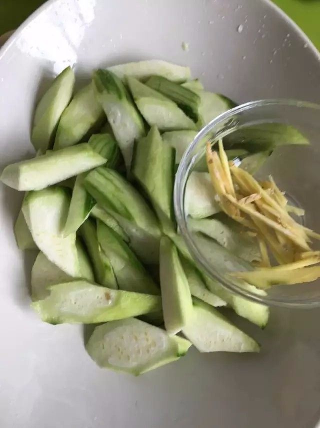 【丝瓜鲜蛤汤】鲜掉眉毛的一道汤,丝瓜去皮切滚刀块,姜切丝