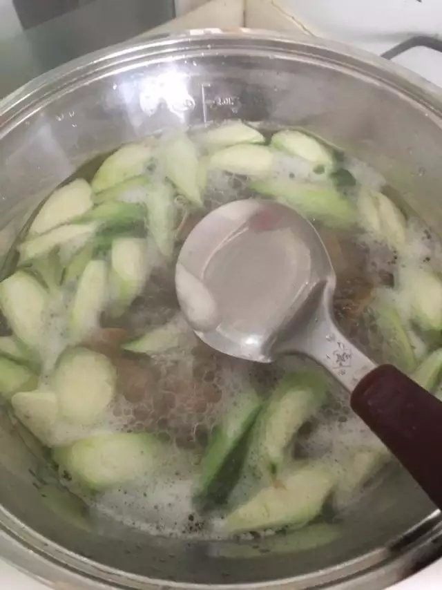 【丝瓜鲜蛤汤】鲜掉眉毛的一道汤,煮开后,撇去浮沫