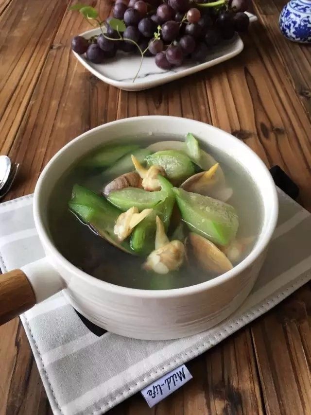 【丝瓜鲜蛤汤】鲜掉眉毛的一道汤,等蛤全面开口,煮开出锅。