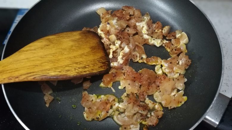 鸡肉田园披萨,7.起锅,放入鸡肉,慢慢炒熟
