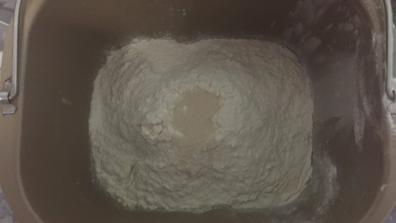 炼乳蔓越莓手撕包,将主料里面除<a style='color:red;display:inline-block;' href='/shicai/ 887'>黄油</a>以外的其他材料放入面包桶中,和面