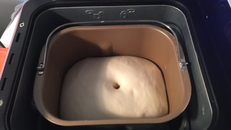 炼乳蔓越莓手撕包,将揉好的面团发酵1小时至两倍大左右,我还是用的面包机