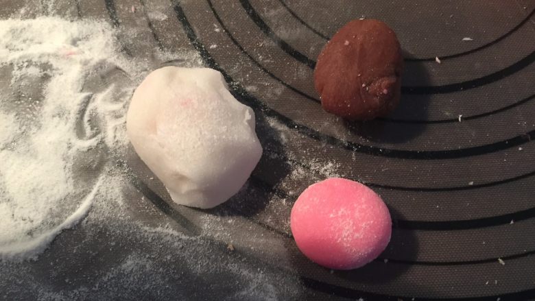 牛油果吐司,可以用巧克力融化后装饰,我家里正好有剩下的冰皮月饼粉和了点皮,还分团加点色素,用它们来装饰