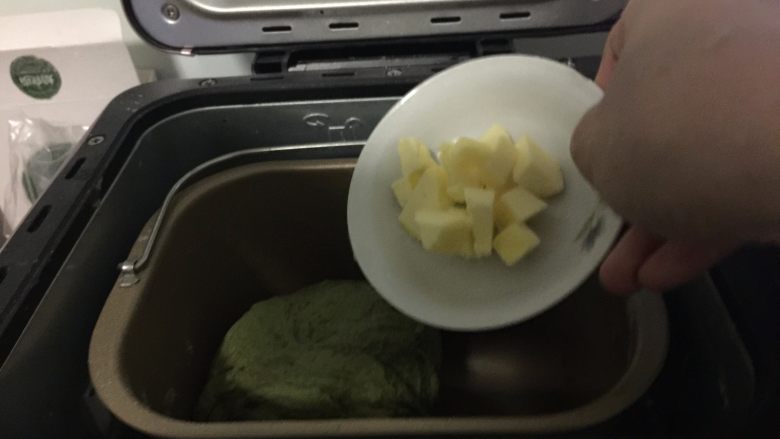 蓝莓乳酪抹茶全麦包,启动和面,成团后加入切小的黄油粒,继续和面至出膜