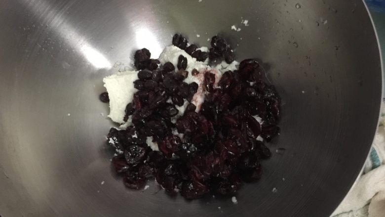 蓝莓乳酪抹茶全麦包,准备馅料:奶油奶酪软化后加入蔓越莓干和蜜豆,蔓越莓干最好提前用朗姆酒浸泡一下