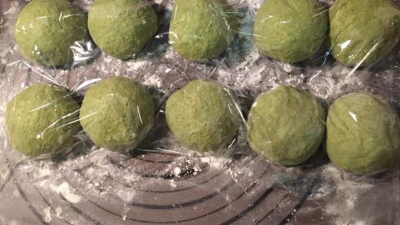 蓝莓乳酪抹茶全麦包,分成10等份后松弛30分钟,记得盖上保鲜膜