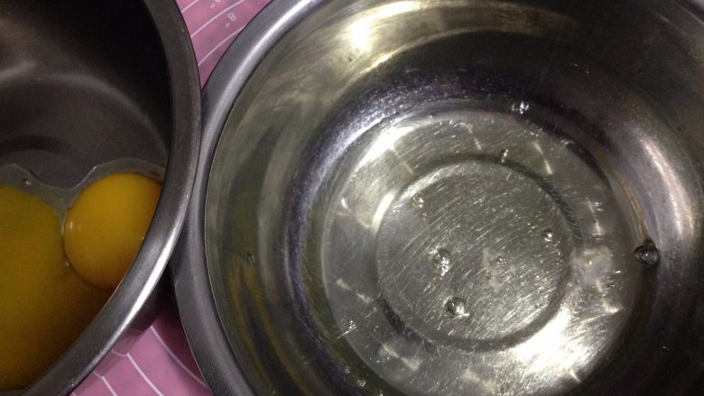 大理石戚风蛋糕,分离出蛋黄和蛋清(蛋清的盆里要无水无油)