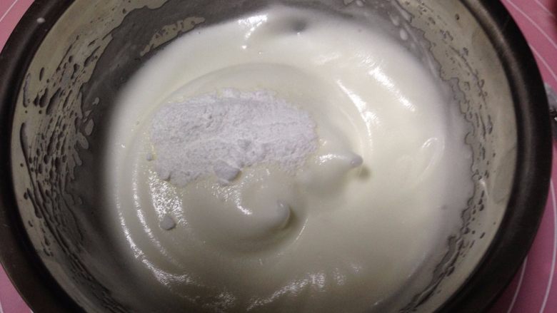大理石戚风蛋糕,打至出現纹路,加入剩下的糖