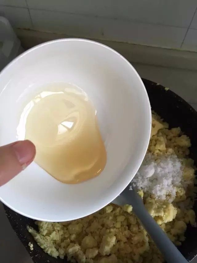 【自制绿豆糕】入口即化的夏日小点,放麦芽糖(蜂蜜)继续翻炒