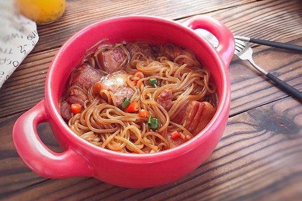 五花肉炖粉丝 