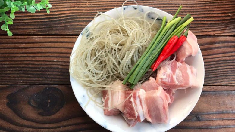 五花肉炖粉丝 ,<a style='color:red;display:inline-block;' href='/shicai/ 523'>粉丝</a>提前泡发；<a style='color:red;display:inline-block;' href='/shicai/ 428'>五花肉</a>洗净切块，宽度为1厘米左右，我个人觉得太大块的话不易入味，当然看个人喜好:-P
