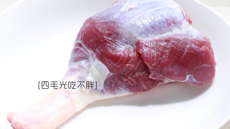 家常卤味拼盘,<a style='color:red;display:inline-block;' href='/shicai/ 4956'>牛腱子肉</a>洗干净;