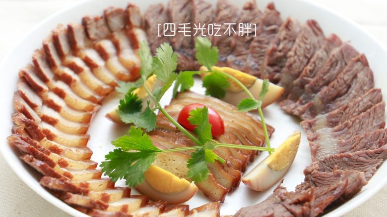 家常卤味拼盘,翻搅卤味使其均匀入味和上色,出锅切片摆盘;