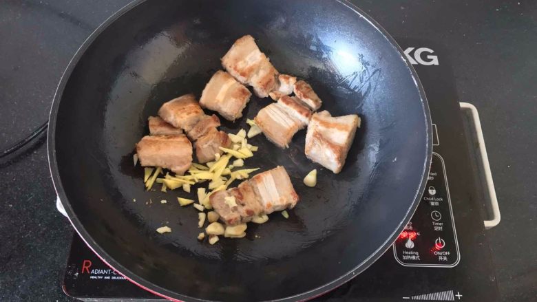 五花肉炖粉丝 ,煸炒至五花肉表面微黄,再放入姜、蒜炒出香味。