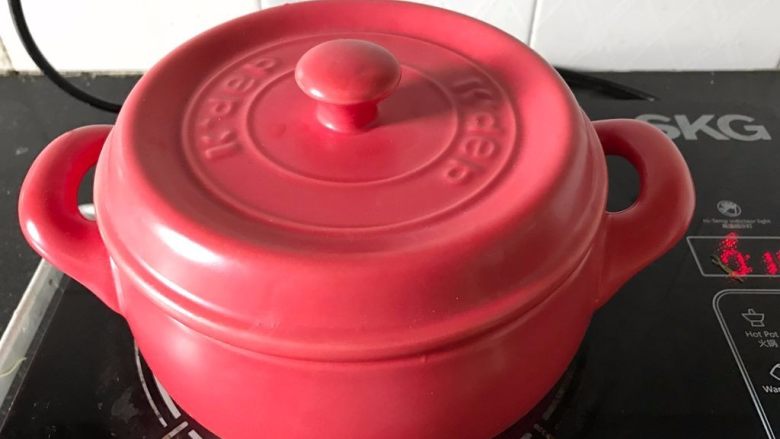 五花肉炖粉丝 ,慢炖10分钟左右。