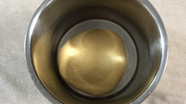 全蛋吐司-黑金刚吐司,程序结束后,取出面团,揉圆后放入干净的容器中