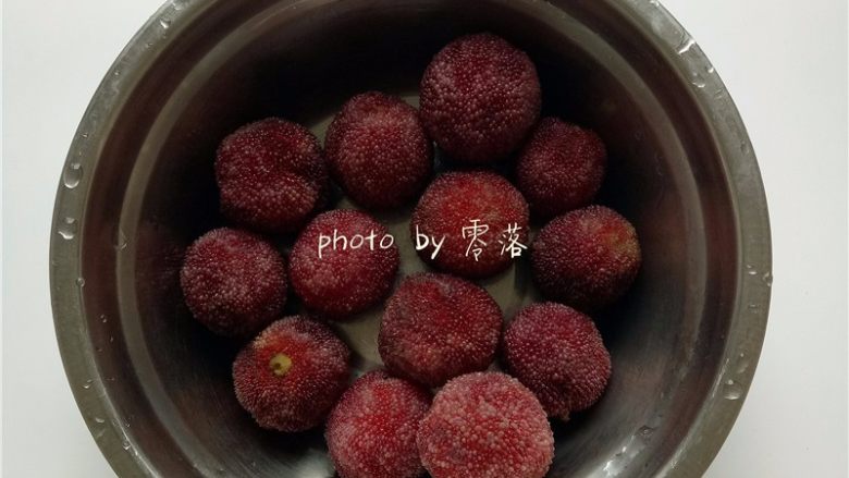 酸甜杨梅汁,仔细清理掉杨梅上的小虫,再次洗净;