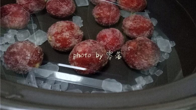 酸甜杨梅汁,倒入适量清水;