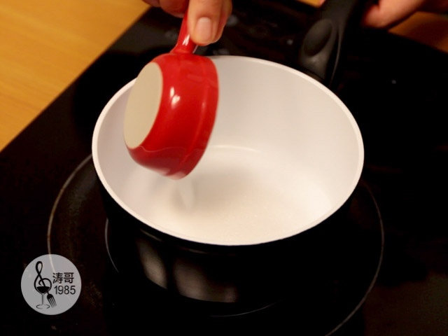 这么简单的自制水果软糖你有什么借口不做?,然后把<a style='color:red;display:inline-block;' href='/shicai/ 869'>白砂糖</a>倒入一个小奶锅里