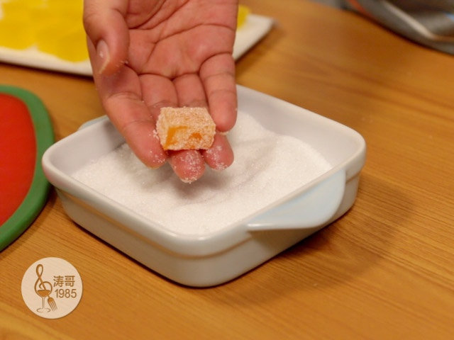 这么简单的自制水果软糖你有什么借口不做?,你也可以额外把它们放在白砂糖里滚一滚,粘上一层白砂糖后再吃也是不错的选择哦,但是白砂糖很容易化,所以最好在吃之前再粘