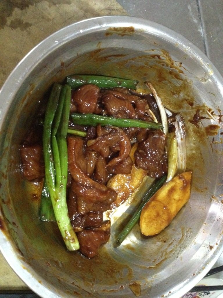 火爆燎肉,将猪肉洗净切成大片，放入调料拌匀腌制10钟左右