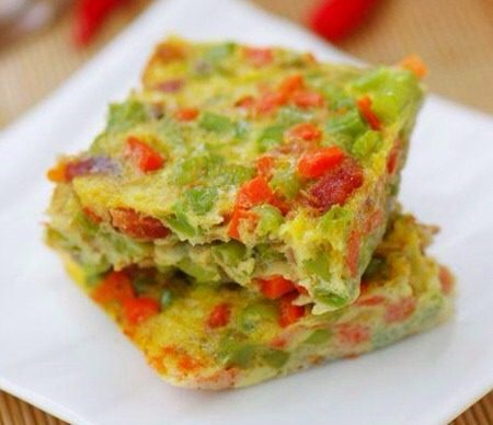 蛋饼,再取出料理盒，把蛋液倒进去，然后晃动料理盒，让蛋液和其它食材混合均匀，然后继续高火加热两分钟即可。