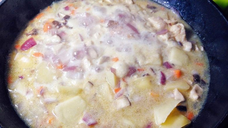 咖喱鸡肉饭 ,倒入与材料齐平的温水烧开, 略煮一会,这时可以根据自己的口味加点盐或鸡精,但不要太咸。做完后盖上锅盖闷3—5分钟后味道更佳。