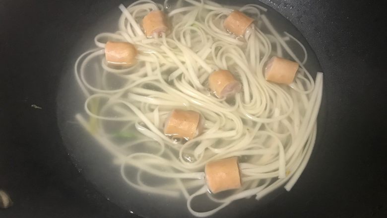 扎心香肠汤面,开后转中火分两次加少半碗凉水,每开一次加一回,直到面条全部变成无硬芯的状态。