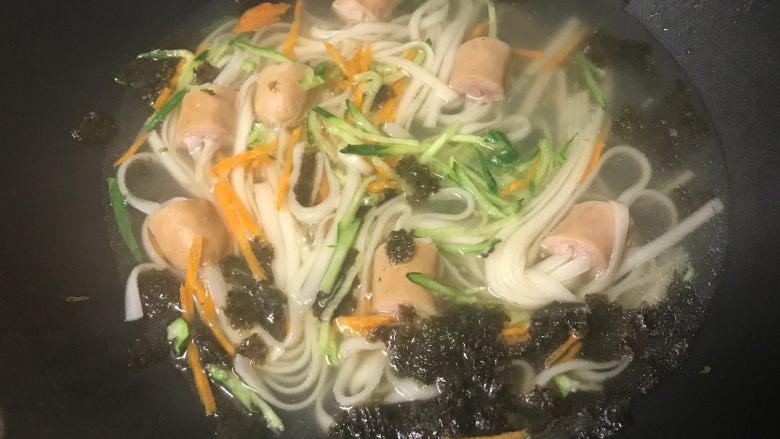 扎心香肠汤面,倒出一部分水,锅内留一碗量即可,再次加热,加入海米和泡海米的水以及所有配菜。