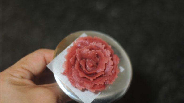 玫瑰花杏仁曲奇饼,按照顺序,将花片一片片裱好