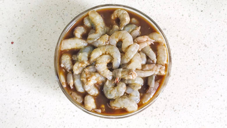 杏鲍菇炒虾仁,搅拌均匀,静置腌制入味