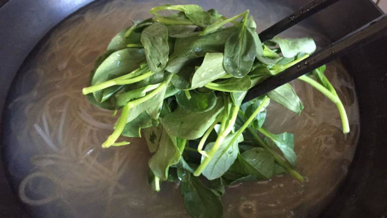 酸爽青菜粉,下入小青菜烫一下就好了