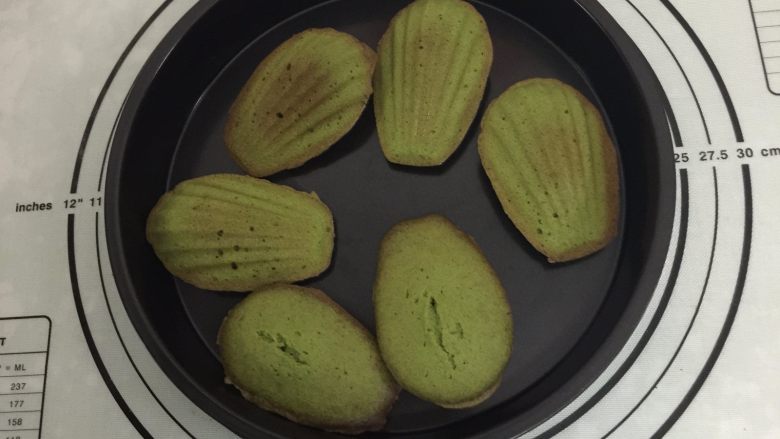 抹茶玛德琳蛋糕,取出后,稍微冷却一会,把模具稍微倾斜一点就脱模了