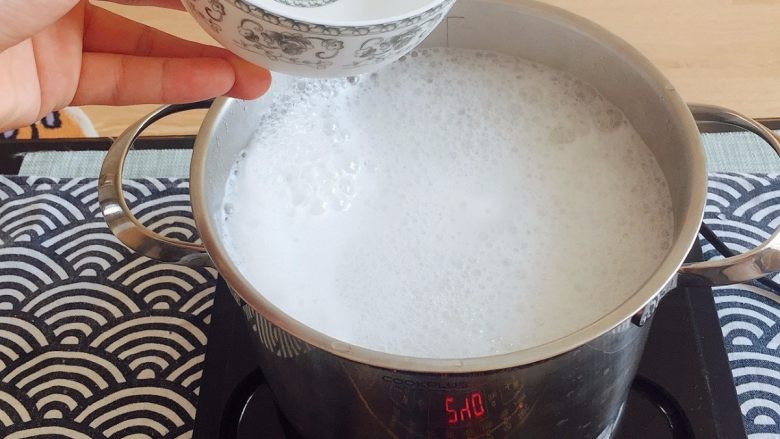 初夏的小清新——豆乳凉面,当面汤起泡沫,倒入适量冷水,防止面汤溢出锅;