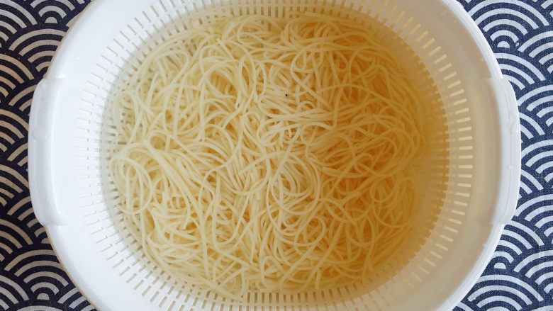 初夏的小清新——豆乳凉面,煮好的面条捞出后迅速放进冰水里过凉,洗去表面粘稠;
