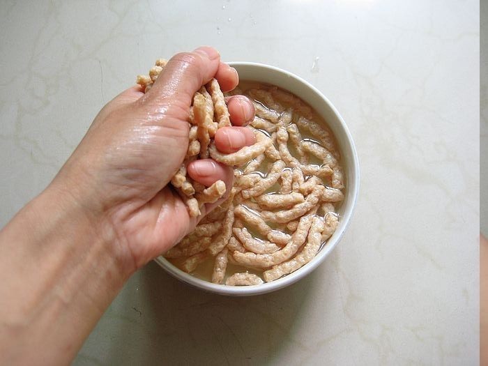 鱼香素肉丝：用素食材做出肉滋味的下饭利器,挤出素肉丝中的水分备用。