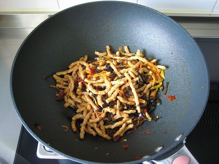 鱼香素肉丝:用素食材做出肉滋味的下饭利器,8. 炒匀,炒至素肉丝上色。