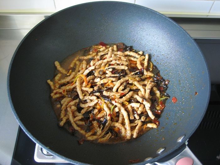 鱼香素肉丝：用素食材做出肉滋味的下饭利器,大火炒匀。