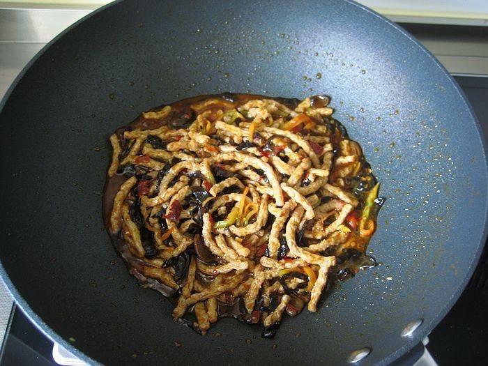 鱼香素肉丝：用素食材做出肉滋味的下饭利器,快速翻炒，至食材表面都均匀的裹上一层酱汁。