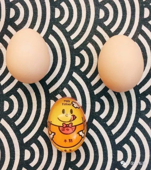 初夏的小清新——豆乳凉面,如果你感觉以上的方法太麻烦,那我推荐一款煮蛋神器,可去某宝自行搜索;