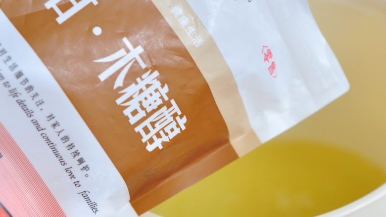 无糖芭比娃娃蛋糕,蛋白里加入<a style='color:red;display:inline-block;' href='/shicai/ 919'>柠檬汁</a>,分三次加入木糖醇打发。