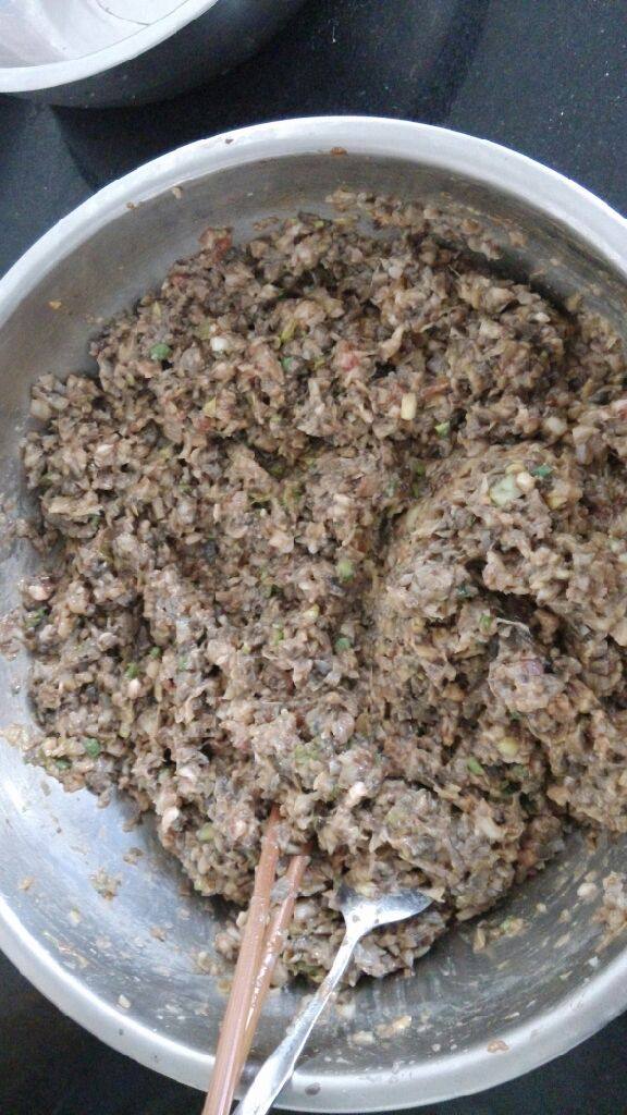 猪肉蘑菇速冻水饺,将肉馅中加入盐、味精、色拉油、老抽、少许浓汤宝、少量水顺时针搅拌均匀,加入剁好的蘑菇,再次搅拌均匀备用。